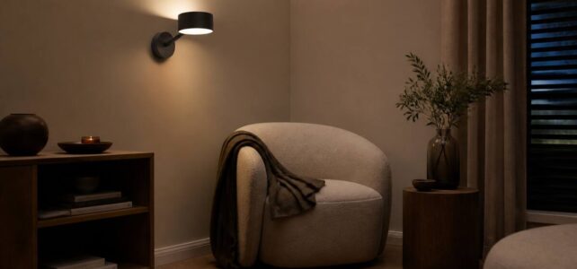 Wandlamp in een rustige woonkamerhoek met warme sfeerverlichting